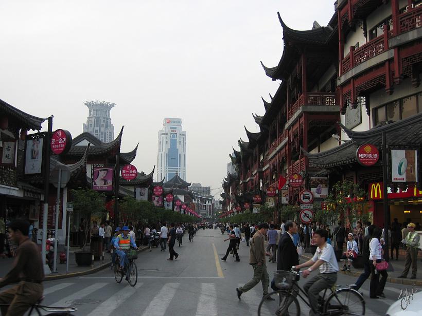 0604Sgh_Shanghai 069.jpg - La ville se transforme extrêmement rapidement. Des quartiers entiers sont rasés pour être reconstruits. Les habitants expulsés reçoivent une compensation dérisoire et sont confrontés aux méthodes violentes et illégales des sociétés de démolition ou de la police.